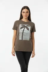 Remera de algodón color marrón con cuello redondo y estampa frontal rectangular que presenta una palmera.