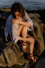 Sandalias de cuero color marrón con plataforma dentada negra. Presentan un diseño de tiras cruzadas en el empeine y una tira ajustable con hebilla metálica en el tobillo. La tira superior es desmontable.