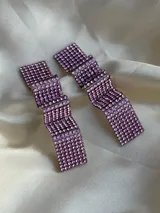 Par de aros colgantes con forma geométrica irregular, recubiertos de strass negros sobre base plateada.