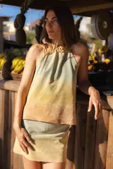 Top tipo halter confeccionado en cuero de cordero ultra suave, con diseño de cuello fruncido y efecto de color degradado en tonos tierra y verde.