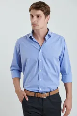 Camisa de vestir blanca, de corte clásico, con cuello italiano y mangas largas.