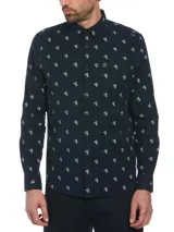 Camisa de hombre azul marino con estampado de pingüinos blancos, de manga larga y corte clásico.