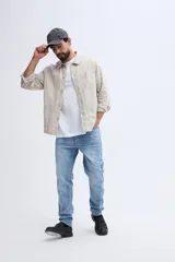 Sobrecamisa de lino y algodón color beige, de diseño liviano, manga larga y bolsillos frontales con solapa.
