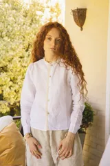 Camisa blanca de lino con cuello mao y puntilla de algodón en cuello y botones.