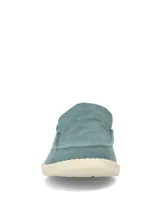 Zapato tipo slip on color verde con suela de goma EVA en tono beige y detalles elásticos en los laterales para mayor comodidad.