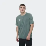 Remera deportiva Umbro de manga corta color verde, con diseño de líneas verticales en el frente y logo de la marca en blanco.