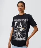 Remera negra de algodón de manga corta y cuello redondo, con estampa frontal inspirada en la película Edward Manos de Tijera.