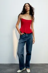 Top negro de escote redondo con tirantes finos y diseño peplum.