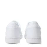 Championes urbanos New Balance modelo 80 Court, de diseño inspirado en el básquetbol con estética clásica y limpia. Presentan una construcción en material sintético blanco con perforaciones en la puntera, cierre de cordones al tono y suela de goma resistente.