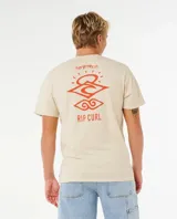 Remera Rip Curl de manga corta, color beige con estampado rojo en el pecho y la espalda, corte holgado y estilo surfero retro.