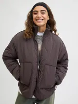 Campera acolchada de color gris oscuro, con diseño matelaseado de ondas, cuello alto en rib, cierre frontal con cremallera metálica y bolsillos frontales aplicados.