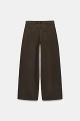 Jeans de tiro medio con diseño wide leg y pernera ancha, estilo de cinco bolsillos, cierre frontal con cremallera y botón metálico.