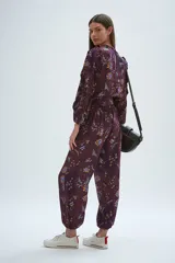 Enterito largo de crepé viscosa estampado, con escote en V con volados y mangas largas amplias con volados. Tiene corte en la cintura con lazo para atar y pierna recta con puño elastizado en el ruedo.