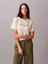 Remera de algodón regenerativo con cuello redondo y manga corta. Presenta el logo de la marca estampado en el centro del pecho.