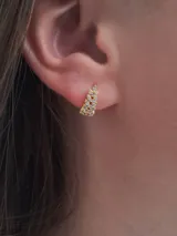 Par de aros pequeños dorados con incrustaciones de circonitas cúbicas.