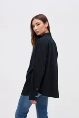 Sobrecamisa de algodón color marrón, con cuello solapa, cierre frontal de botones y bolsillos frontales en el pecho.