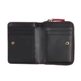 Billetera Marc Jacobs The Mini Compact Wallet de cuero color marrón, con diseño plegable, compartimentos para tarjetas y cierre de cremallera.