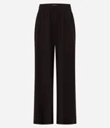 Pantalón deportivo de microfibra color verde, de corte recto y cintura elastizada, con línea lateral en contraste.