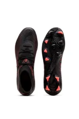 Zapato de fútbol Puma Future 9 Match, color negro con detalles en rojo, caña alta de tejido elástico y suela con tapones para terreno firme.