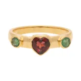 Anillo de plata 925 bañada en oro 18 K con piedra granate central en forma de corazón y una esmeralda circular a cada lado.