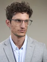 Blazer negro de corte clásico con dos botones frontales, solapa de muesca y bolsillos laterales.