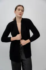 Cárdigan abierto color marrón de punto bouclé, confeccionado en 100% baby alpaca.