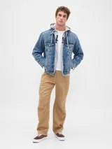 Pantalón cargo de corte recto y ajuste holgado, color tostado, con bolsillos laterales tipo cargo y bolsillos traseros.