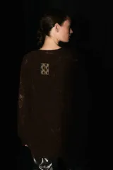 Sweater marrón oscuro con teñido batik, escote en V y corte oversized.