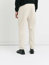 Pantalón jogging de tejido circular con cintura elástica y cordón ajustable. Presenta puños elastizados en el ruedo y bolsillos laterales.