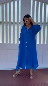 Vestido camisero amplio y largo color verde esmeralda, fabricado en Italia, con botones de nácar y bolsillos laterales.