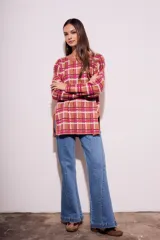 Sweater marrón con estampado de cuadros fucsia y blancos, de corte holgado y mangas largas.