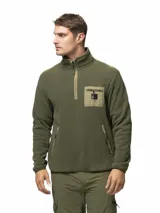 Buzo de polar color verde oliva con cuello alto y medio cierre frontal. Presenta un bolsillo frontal con cierre y detalles en nylon, además de bolsillos laterales con cierre.