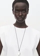 Camiseta de algodón de corte recto y cuello redondo, con hombreras integradas y diseño sin mangas.