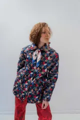 Campera capitoneada con estampado patchwork multicolor, forrada en corderito y con tela a prueba de agua.