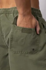 Short de baño de corte relajado en color gris azulado con efecto lavado. Cuenta con cintura elastizada con cordón ajustable, bolsillos laterales y una pequeña etiqueta decorativa en el ruedo.