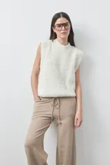 Pantalón de punto de corte relajado, con pierna recta y caída fluida. Presenta cintura con cordón ajustable y diseño minimalista.