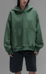 Hoodie oversize de corte crop, color verde, confeccionado en frisa gamuzada de algodón. Presenta capucha forrada y bolsillo canguro frontal.
