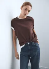 Pantalón de jean azul oscuro con tiro medio, diseño de corte recto, cinco bolsillos, presillas para cinturón y cierre frontal con botón y cremallera.