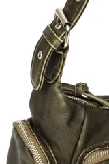 Cartera tipo hobo color verde militar, con correa ajustable, cierre principal y múltiples bolsillos exteriores con cierre. Incluye detalles de tiradores con flecos en los cierres.