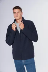 Campera de polar azul marino con cierre frontal completo, cuello alto y bolsillos laterales con cierre. Presenta un bolsillo vertical con cierre en el pecho y logo bordado.