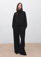 Buzo de cuello perkins y manga larga, con diseño recto y holgado. Confeccionado en tejido suave de modal y poliéster.