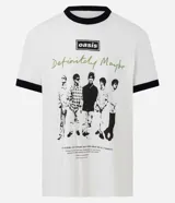 Remera blanca de algodón con cuello redondo y ribetes en contraste negro en cuello y mangas. Presenta un estampado frontal con el logo de la banda Oasis, la frase "Definitely Maybe" y una ilustración monocromática de los miembros de la banda.