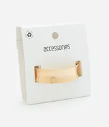 Pulsera brazalete rígida de diseño cerrado y ancho medio, con acabado liso y brillante. Cuenta con un sistema de apertura con resorte lateral para facilitar su colocación.