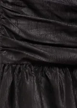 Vestido corto de estilo globo con diseño palabra de honor, cuerpo drapeado entallado y falda con volumen. Confeccionado en tejido satinado con forro interior y cierre de cremallera en la parte posterior.