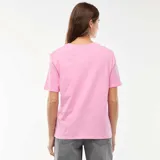 Camiseta de manga corta color rosa con estampado frontal en color rojo que incluye un corazón y la frase Love You Babe.
