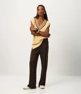 Pantalón de corte wide leg con estampado animal print, confeccionado en tejido modal con viscosa. Presenta cintura elástica y frisos laterales continuos, con una caída recta y amplia.