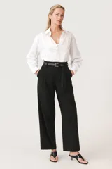 Cinturón de cuero negro con hebilla metálica plateada cuadrada.