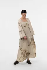 Chaqueta de gamuza color beige, con calce amplio y relajado, mangas anchas y detalles de inserciones de crochet con motivos florales.