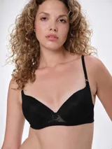 Soutien push up con aro, confeccionado en poliamida y elastano con detalles de encaje en las copas. Presenta un diseño con breteles regulables y un pequeño detalle de lazo en el centro.
