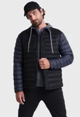 Campera acolchada negra con mangas largas azul marino y capucha gris.